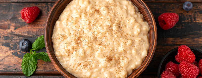 bowl of sleepy rice pudding with cinnamon and berries