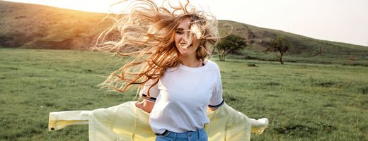 woman with frizz free curly hair during the summer in the park