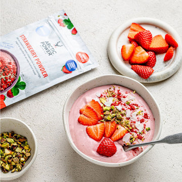 Arctic Power Berries Strawberry Powder with strawberry bowl