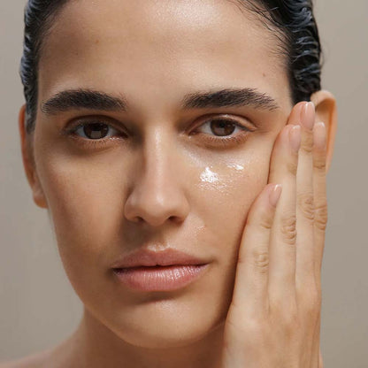 Dr. Hauschka Hydrating Serum Plus face